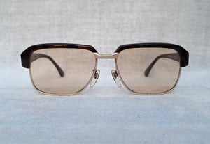 แว่นตาโอเวอร์ไซซ์–โบรว์ไลน์–แฮนด์คราฟท์ยุคโชวะ เรตินา–RETINA มือหนึ่ง สต็อกเก่าทศวรรษ 1970 กรอบทองคำแท้–หุ้ม 12K GF สัดส่วนทองคำบริสุทธิ์ 50% คิ้วและก้านขา–เซลลูลอยด์–ลายกระ–เกรดพรีเมียม เลนส์กระจกคริสตัลฝร้งเศสกันแดด สีน้ำตาล–โกลเดนร็อด ขนาดมาตรฐาน–โอเวอร์ไซซ์ 150mm อุ๊ต๊ะ ! เต็มหน้าเต็มตาดีจริง ๆ แว่นตาโอเวอร์ไซซ์–โบรว์ไลน์–แฮนด์คราฟท์ยุคโชวะ เรตินา–RETINA มือหนึ่ง สต็อกเก่าทศวรรษ 1970 กรอบทองคำแท้–หุ้ม 12K GF สัดส่วนทองคำบริสุทธิ์ 50% คิ้วและก้านขา–เซลลูลอยด์–ลายกระ–เกรดพรีเมียม เลนส์กระจกคริสตัลฝร้งเศสกันแดด สีน้ำตาล–โกลเดนร็อด ขนาดมาตรฐาน–โอเวอร์ไซซ์ 150mm อุ๊ต๊ะ ! เต็มหน้าเต็มตาดีจริง ๆ