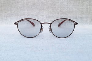 แว่นตาแฮนด์คราฟท์จากเมืองซาบาเอะ เจ สปริง–J SPRING ตัวแท้ สภาพเทพ เก่าเก็บทศวรรษ2010 กรอบไทเทเนียมบริสุทธิ์ ปลอกขา–อะซีเทต–อนุพันธุ์เส้นใยฝ้าย–โปร่งแสง โมเดลอาร์ติสท์–หยดน้ำเล็ก–แพนโต้–จอห์น เลนนอน เลนส์กระจกคริสตัลญี่ปุ่นสีน้ำตาลอ่อน น.น.19g ขนาดมาตรฐาน–Standard One Size133mm สวมใส่ได้ทุกขนาดใบหน้า