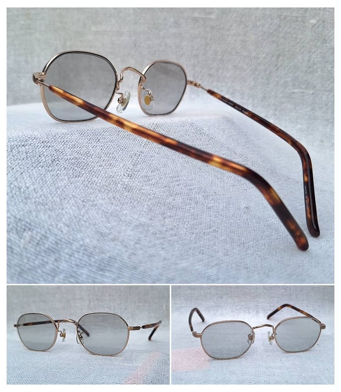 แว่นตาแฮนด์คราฟท์กรอบเล็กโดยช่างฝีมือเมืองซาบาเอะ โอ มาย กลาสเซส–Oh My Glasses TOKYO รุ่นอมตะ Reggie 2 ตัวแท้ สภาพเทพ เก่าเก็บ ค.ศ.2020 กรอบเบต้าไทเทเนียมสีทอง โมเดลแปดเหลี่ยม–โค้งมน เลนส์กระจกออโต้ฝรั่งเศส ปรับความเข้มอัตโนมัติ ขนาดมาตรฐาน–Standard One Size 130mm ผลิตไซซ์ดียว สวมใส่ได้ทุกขนาดใบหน้า แว่นตาแฮนด์คราฟท์กรอบเล็กโดยช่างฝีมือเมืองซาบาเอะ โอ มาย กลาสเซส–Oh My Glasses TOKYO รุ่นอมตะ Reggie 2 ตัวแท้ สภาพเทพ เก่าเก็บ ค.ศ.2020 กรอบเบต้าไทเทเนียมสีทอง โมเดลแปดเหลี่ยม–โค้งมน เลนส์กระจกออโต้ฝรั่งเศส ปรับความเข้มอัตโนมัติ ขนาดมาตรฐาน–Standard One Size 130mm ผลิตไซซ์ดียว สวมใส่ได้ทุกขนาดใบหน้า