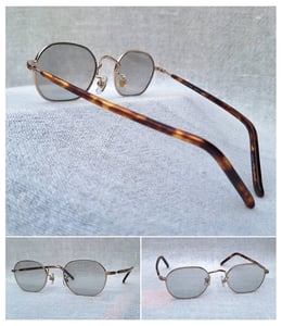 แว่นตาแฮนด์คราฟท์กรอบเล็กโดยช่างฝีมือเมืองซาบาเอะ โอ มาย กลาสเซส–Oh My Glasses TOKYO รุ่นอมตะ Reggie 2 ตัวแท้ สภาพเทพ เก่าเก็บ ค.ศ.2020 กรอบเบต้าไทเทเนียมสีทอง โมเดลแปดเหลี่ยม–โค้งมน เลนส์กระจกออโต้ฝรั่งเศส ปรับความเข้มอัตโนมัติ ขนาดมาตรฐาน–Standard One Size 130mm ผลิตไซซ์ดียว สวมใส่ได้ทุกขนาดใบหน้า แว่นตาแฮนด์คราฟท์กรอบเล็กโดยช่างฝีมือเมืองซาบาเอะ โอ มาย กลาสเซส–Oh My Glasses TOKYO รุ่นอมตะ Reggie 2 ตัวแท้ สภาพเทพ เก่าเก็บ ค.ศ.2020 กรอบเบต้าไทเทเนียมสีทอง โมเดลแปดเหลี่ยม–โค้งมน เลนส์กระจกออโต้ฝรั่งเศส ปรับความเข้มอัตโนมัติ ขนาดมาตรฐาน–Standard One Size 130mm ผลิตไซซ์ดียว สวมใส่ได้ทุกขนาดใบหน้า