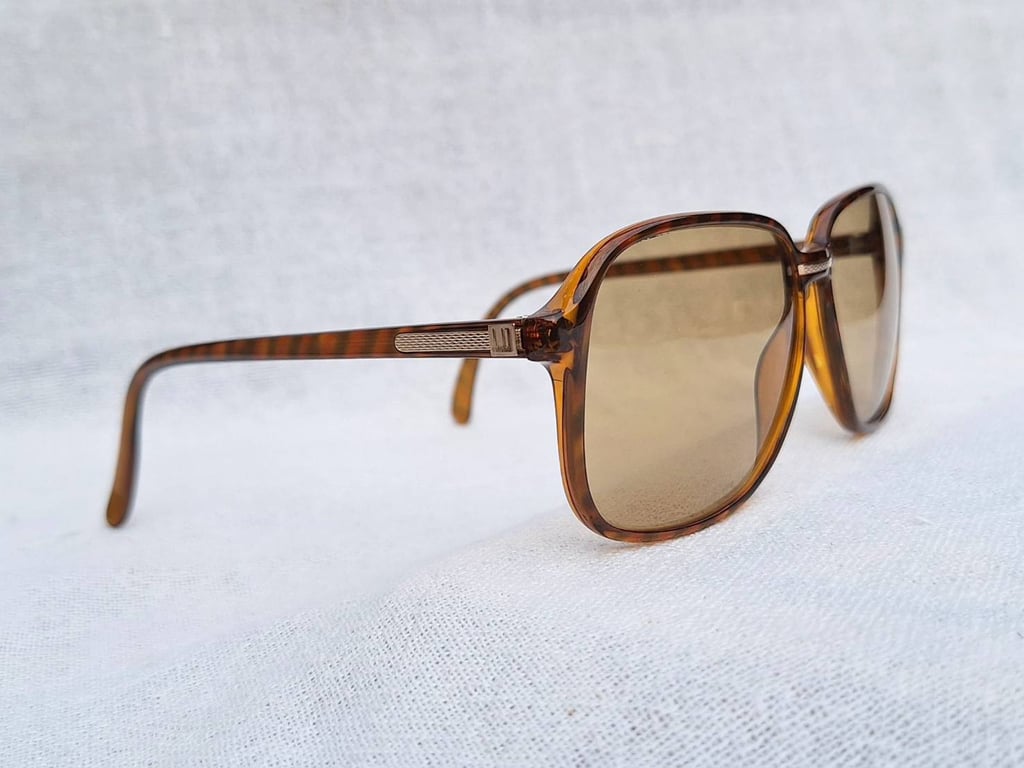 ที่สุดแห่งแว่นตาผู้ดีอังกฤษสายพันธุ์ลอนเดินเนอร์ อัลเฟรด ดันฮิลล์-ALFRED DUNHILL รุ่นคลาสสิก 6060 ตัวแท้ สภาพเทพ เก่าเก็บ ค.ศ.1987 กรอบวัสดุไฮเอนด์–อ็อปทิล–สีอำพัน–โปร่งแสง เลนส์กระจกคริสตัลญี่ปุ่น ยูเนียน คัลเลอร์–UNION COLOR LENS สีน้ำตาลตอร์ติญ่า มองเห็นดวงตา น.น.37g ขนาดมาตรฐาน 142mm