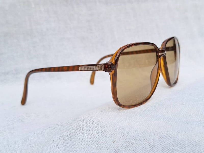 ที่สุดแห่งแว่นตาผู้ดีอังกฤษสายพันธุ์ลอนเดินเนอร์ อัลเฟรด ดันฮิลล์-ALFRED DUNHILL รุ่นคลาสสิก 6060 ตัวแท้ สภาพเทพ เก่าเก็บ ค.ศ.1987 กรอบวัสดุไฮเอนด์–อ็อปทิล–สีอำพัน–โปร่งแสง เลนส์กระจกคริสตัลญี่ปุ่น ยูเนียน คัลเลอร์–UNION COLOR LENS สีน้ำตาลตอร์ติญ่า มองเห็นดวงตา น.น.37g ขนาดมาตรฐาน 142mm