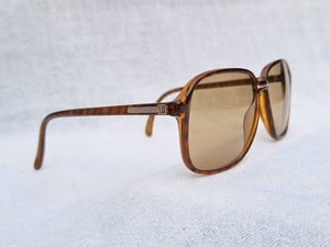 ที่สุดแห่งแว่นตาผู้ดีอังกฤษสายพันธุ์ลอนเดินเนอร์ อัลเฟรด ดันฮิลล์-ALFRED DUNHILL รุ่นคลาสสิก 6060 ตัวแท้ สภาพเทพ เก่าเก็บ ค.ศ.1987 กรอบวัสดุไฮเอนด์–อ็อปทิล–สีอำพัน–โปร่งแสง เลนส์กระจกคริสตัลญี่ปุ่น ยูเนียน คัลเลอร์–UNION COLOR LENS สีน้ำตาลตอร์ติญ่า มองเห็นดวงตา น.น.37g ขนาดมาตรฐาน 142mm