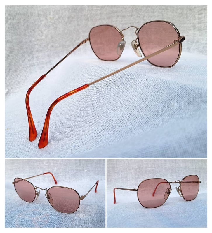 แว่นตาอาร์ติสท์–หกเหลี่ยมโค้งมน เดจาวู–DÉJÀ VU ตัวแท้ มือหนึ่ง สต็อกเก่าทศวรรษ 1990 กรอบสแตนเลสสตีล–รีดบาง–วัสดุชนิดเดียวกับ ic! berlin เลนส์กระจกคริสตัลกันแดดฝรั่งเศส สีกลีบบัว มองเห็นดวงตาผู้สวมใส่ น.น.เบาพิเศษ 21g ขนาดมาตรฐาน–ฟรีไซซ์ของโมเดลนี้ 124mm ไม่เล็ก สวมใส่หล่อแบบสบายๆ