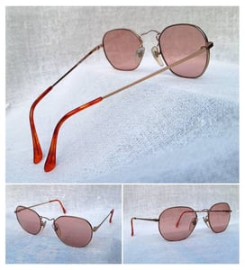 แว่นตาอาร์ติสท์–หกเหลี่ยมโค้งมน เดจาวู–DÉJÀ VU ตัวแท้ มือหนึ่ง สต็อกเก่าทศวรรษ 1990 กรอบสแตนเลสสตีล–รีดบาง–วัสดุชนิดเดียวกับ ic! berlin เลนส์กระจกคริสตัลกันแดดฝรั่งเศส สีกลีบบัว มองเห็นดวงตาผู้สวมใส่ น.น.เบาพิเศษ 21g ขนาดมาตรฐาน–ฟรีไซซ์ของโมเดลนี้ 124mm ไม่เล็ก สวมใส่หล่อแบบสบายๆ