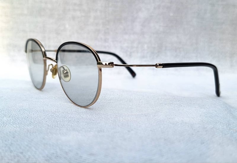 1 ในแว่นตาเก่าแก่และดีที่สุดของฝรั่งเศส โมเรล–MOREL ตัวแท้ สภาพเทพ เก่าเก็บทศวรรษ 1990 ผลงานสร้างเจเนอเรชั่นที่ 2 ของ มาเรียส โมเรล บุตรชายของจูเลส เลนส์กระจกคริสตัลฝรั่งเศส ปรับสีอัตโนมัติ น.น.25g ขนาดมาตรฐาน–Standard One Size 128–145 mm ผลิตไซฅ์เดียว สวมใส่ได้ทุกขนาดใบหน้า