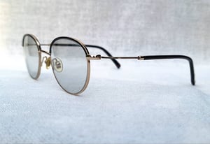 1 ในแว่นตาเก่าแก่และดีที่สุดของฝรั่งเศส โมเรล–MOREL ตัวแท้ สภาพเทพ เก่าเก็บทศวรรษ 1990 ผลงานสร้างเจเนอเรชั่นที่ 2 ของ มาเรียส โมเรล บุตรชายของจูเลส เลนส์กระจกคริสตัลฝรั่งเศส ปรับสีอัตโนมัติ น.น.25g ขนาดมาตรฐาน–Standard One Size 128–145 mm ผลิตไซฅ์เดียว สวมใส่ได้ทุกขนาดใบหน้า