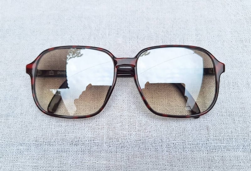 ที่สุดแห่งแว่นตาผู้ดีอังกฤษสายพันธุ์ลอนเดินเนอร์ อัลเฟรด ดันฮิลล์-ALFRED DUNHILL รุ่นคลาสสิก 6008 ตัวแท้ มือหนึ่ง สต็อกเก่า ค.ศ.1988 กรอบวัสดุไฮเอนด์–อ็อปทิล–ดำ–น้ำตาล เลนส์กระจกคริสตัล ป ยูเนียน คัลเลอร์ เลนส์–UNION COLOR LENS ปรอทเงิน–น้ำตาล–ไล่ระดับ ศักยภาพสูงสุด น.น.32g ขนาดมาตรฐาน–ใหญ่ 145mm