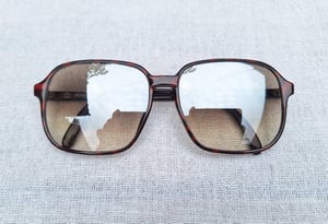 ที่สุดแห่งแว่นตาผู้ดีอังกฤษสายพันธุ์ลอนเดินเนอร์ อัลเฟรด ดันฮิลล์-ALFRED DUNHILL รุ่นคลาสสิก 6008 ตัวแท้ มือหนึ่ง สต็อกเก่า ค.ศ.1988 กรอบวัสดุไฮเอนด์–อ็อปทิล–ดำ–น้ำตาล เลนส์กระจกคริสตัล ป ยูเนียน คัลเลอร์ เลนส์–UNION COLOR LENS ปรอทเงิน–น้ำตาล–ไล่ระดับ ศักยภาพสูงสุด น.น.32g ขนาดมาตรฐาน–ใหญ่ 145mm ที่สุดแห่งแว่นตาผู้ดีอังกฤษสายพันธุ์ลอนเดินเนอร์ อัลเฟรด ดันฮิลล์-ALFRED DUNHILL รุ่นคลาสสิก 6008 ตัวแท้ มือหนึ่ง สต็อกเก่า ค.ศ.1988 กรอบวัสดุไฮเอนด์–อ็อปทิล–ดำ–น้ำตาล เลนส์กระจกคริสตัล ป ยูเนียน คัลเลอร์ เลนส์–UNION COLOR LENS ปรอทเงิน–น้ำตาล–ไล่ระดับ ศักยภาพสูงสุด น.น.32g ขนาดมาตรฐาน–ใหญ่ 145mm