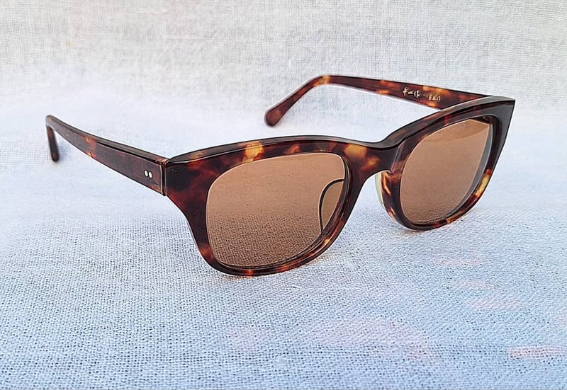 โคตรแว่นตาเซลลูลอยด์เกรดพรีเมียมจากเมืองซาบาเอะ เซ็นอิจิซากุ–SENICHISAKU ผลงานรุ่นที่ 5–the Fifth Work อันลือลั่นแห่งทศวรรษ 1980 ของปรมาจารย์เซ็น–อิจิ (Sen–Ichi) โคตรเลนส์กระจกคริสตัลพระเจ้าล้ำค่า คาร์ล ไซส์ เยนา ที่ได้รับยกย่องว่าดีที่สุดตลอดกาลของชนชาติเยอรมัน ขนาดมาตรฐาน–Standard One Size 140mm