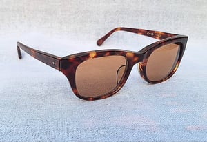 โคตรแว่นตาเซลลูลอยด์เกรดพรีเมียมจากเมืองซาบาเอะ เซ็นอิจิซากุ–SENICHISAKU ผลงานรุ่นที่ 5–the Fifth Work อันลือลั่นแห่งทศวรรษ 1980 ของปรมาจารย์เซ็น–อิจิ (Sen–Ichi) โคตรเลนส์กระจกคริสตัลพระเจ้าล้ำค่า คาร์ล ไซส์ เยนา ที่ได้รับยกย่องว่าดีที่สุดตลอดกาลของชนชาติเยอรมัน ขนาดมาตรฐาน–Standard One Size 140mm