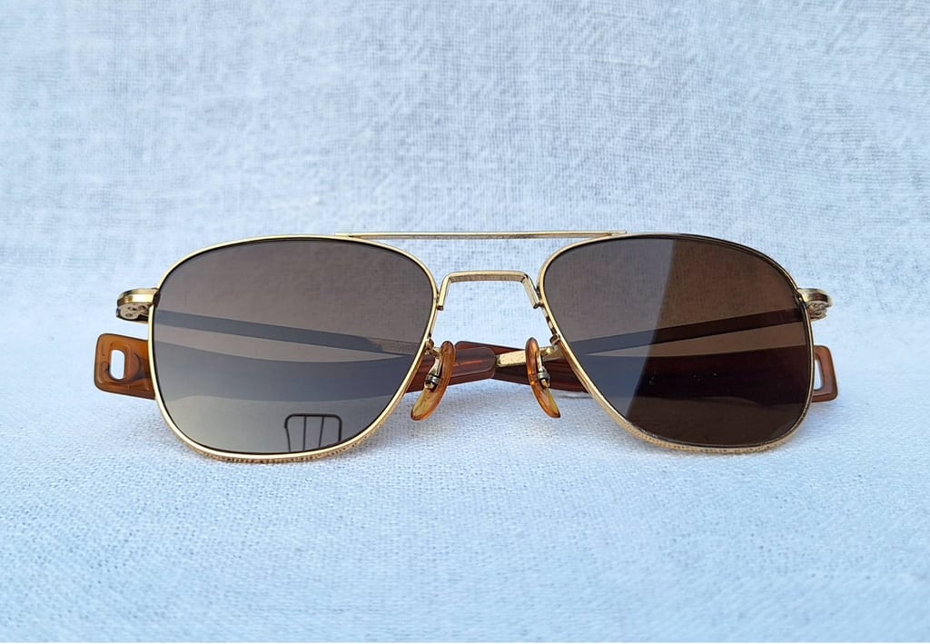 โคตรแว่นตาอเมริกันเสืออากาศยุคสงครามเวียดนาม เอโอ อเมริกัน ออปติคัล–AO AMERICAN OPTICAL ตัวแท้ ราคานักศึกษา ป.โท สภาพดีงาม เก่าเก็บทศวรรษ1970 สนธิกำลังกับโคตรเลนส์กระจกพระเจ้า คาร์ล ไซส์ เยนา ที่ได้รับยกย่องว่าดีที่สุดตลอดกาลของชนชาติเยอรมัน ขนาดมาตรฐาน137mm เลนส์ไซซ์หล่อ52mm สวมใส่พอดีใบหน้า เท่มาก โคตรแว่นตาอเมริกันเสืออากาศยุคสงครามเวียดนาม เอโอ อเมริกัน ออปติคัล–AO AMERICAN OPTICAL ตัวแท้ ราคานักศึกษา ป.โท สภาพดีงาม เก่าเก็บทศวรรษ1970 สนธิกำลังกับโคตรเลนส์กระจกพระเจ้า คาร์ล ไซส์ เยนา ที่ได้รับยกย่องว่าดีที่สุดตลอดกาลของชนชาติเยอรมัน ขนาดมาตรฐาน137mm เลนส์ไซซ์หล่อ52mm สวมใส่พอดีใบหน้า เท่มาก