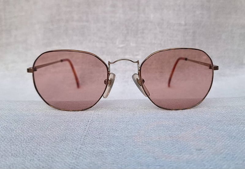 แว่นตาอาร์ติสท์–หกเหลี่ยมโค้งมน เดจาวู–DÉJÀ VU ตัวแท้ มือหนึ่ง สต็อกเก่าทศวรรษ 1990 กรอบสแตนเลสสตีล–รีดบาง–วัสดุชนิดเดียวกับ ic! berlin เลนส์กระจกคริสตัลกันแดดฝรั่งเศส สีกลีบบัว มองเห็นดวงตาผู้สวมใส่ น.น.เบาพิเศษ 21g ขนาดมาตรฐาน–ฟรีไซซ์ของโมเดลนี้ 124mm ไม่เล็ก สวมใส่หล่อแบบสบายๆ