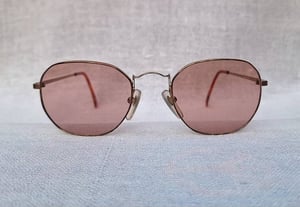 แว่นตาอาร์ติสท์–หกเหลี่ยมโค้งมน เดจาวู–DÉJÀ VU ตัวแท้ มือหนึ่ง สต็อกเก่าทศวรรษ 1990 กรอบสแตนเลสสตีล–รีดบาง–วัสดุชนิดเดียวกับ ic! berlin เลนส์กระจกคริสตัลกันแดดฝรั่งเศส สีกลีบบัว มองเห็นดวงตาผู้สวมใส่ น.น.เบาพิเศษ 21g ขนาดมาตรฐาน–ฟรีไซซ์ของโมเดลนี้ 124mm ไม่เล็ก สวมใส่หล่อแบบสบายๆ