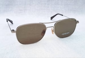 แว่นตายุโรเปียนคราฟท์โดยช่างฝีมือชาวดัตช์ จี–สตาร์ รอว์ G–STAR RAW ตัวแท้ มือหนึ่ง สต็อกเก่าทศวรรษ2000 ผลงานออกแบบของศิลปินอัมสเตอร์ดัม โจส ฟอน ทิลเบิร์ก–Jos Van Tilburg เลนส์โพลีคาร์บอเนท ออริจินัล จี–สตาร์ รอว์ สีเขียวทหาร–Army Green เท่มาก ขนาดมาตรฐาน–Standard One Size143mm สวมใส่ได้ทุกขนาดใบหน้า