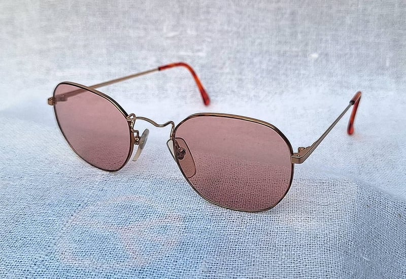 แว่นตาอาร์ติสท์–หกเหลี่ยมโค้งมน เดจาวู–DÉJÀ VU ตัวแท้ มือหนึ่ง สต็อกเก่าทศวรรษ 1990 กรอบสแตนเลสสตีล–รีดบาง–วัสดุชนิดเดียวกับ ic! berlin เลนส์กระจกคริสตัลกันแดดฝรั่งเศส สีกลีบบัว มองเห็นดวงตาผู้สวมใส่ น.น.เบาพิเศษ 21g ขนาดมาตรฐาน–ฟรีไซซ์ของโมเดลนี้ 124mm ไม่เล็ก สวมใส่หล่อแบบสบายๆ