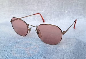 แว่นตาอาร์ติสท์–หกเหลี่ยมโค้งมน เดจาวู–DÉJÀ VU ตัวแท้ มือหนึ่ง สต็อกเก่าทศวรรษ 1990 กรอบสแตนเลสสตีล–รีดบาง–วัสดุชนิดเดียวกับ ic! berlin เลนส์กระจกคริสตัลกันแดดฝรั่งเศส สีกลีบบัว มองเห็นดวงตาผู้สวมใส่ น.น.เบาพิเศษ 21g ขนาดมาตรฐาน–ฟรีไซซ์ของโมเดลนี้ 124mm ไม่เล็ก สวมใส่หล่อแบบสบายๆ