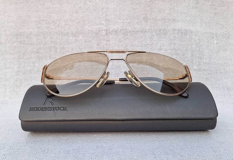 แว่นตาเทพเจ้าของชาวเยอรมัน โรเดนสต็อค–RODENSTOCK รุ่นลักซ์ชัวรีหายาก Lifestyle 7073 สภาพเทพ เก่าเก็บทศวรรษ 1980 โคตรเลนส์กระจกคริสตัล–ออโต้–อิตาเลียน บาร์เบรินี–BARBERINI ที่ได้รับยกย่องว่าเป็น 1 ในเลนส์กระจกแว่นตาที่ดีที่สุดในโลก สีน้ำตาลวอลนัท–สว่าง ปรับความเข้มอัตโนมัติ ขนาดมาตรฐาน–ใหญ่ 142mm