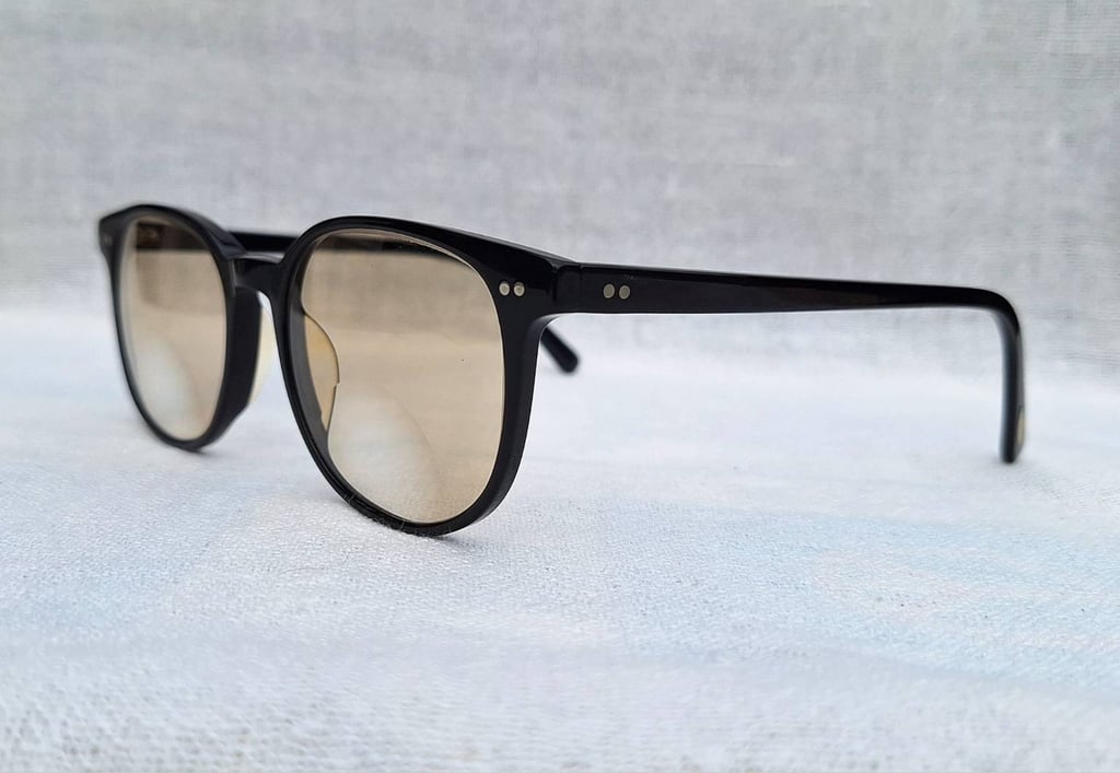ที่สุดแห่งแว่นตาอเมริกันสายพันธุ์แคลิฟอร์เนียน โอลิเวอร์ พีเพิลส์–OLIVER PEOPLES ตัวแท้ สภาพเทพใช้งานสุดทนุถนอม กรอบอะซีเทต–อนุพันธุ์เส้นใยพืช–ดำ เลนส์กระจกคริสตัล 2 ชั้น สีน้ำตาล–คาราเมล ค่าสายตายาว +250 มองไกล +25 ชัดแจ๋วถึงปลายฟ้า ใช้เป็นแว่นกันแดดได้ในตัว ขนาดมาตรฐาน 138mm สวมใส่ได้ทุกขนาดใบหน้า