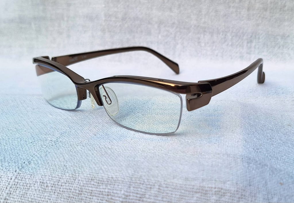 แว่นสายตาเจแปนิสแฮนด์คราฟท์ทศวรรษ 2010 ซิสเซิม–Z:ISM ตัวแท้ มือหนึ่ง สภาพเทพไม่เคยใช้งาน โมเดลคลาสสิก–สี่เหลี่ยมผืนผ้า–แคบ กรอบโลหะสีทอง–โกลเดนบราวน์ เลนส์บลูโพรเทค มัลติโค้ท ค่าสายตา +275 ป้องกันแสงสีฟ้าที่อันตรายจากคอมพิวเตอร์ทุกชนิด ขนาดมาตรฐาน–ฟรีไซซ์ 144mm สวมใส่ได้ทุกขนาดใบหน้า แว่นสายตาเจแปนิสแฮนด์คราฟท์ทศวรรษ 2010 ซิสเซิม–Z:ISM ตัวแท้ มือหนึ่ง สภาพเทพไม่เคยใช้งาน โมเดลคลาสสิก–สี่เหลี่ยมผืนผ้า–แคบ กรอบโลหะสีทอง–โกลเดนบราวน์ เลนส์บลูโพรเทค มัลติโค้ท ค่าสายตา +275 ป้องกันแสงสีฟ้าที่อันตรายจากคอมพิวเตอร์ทุกชนิด ขนาดมาตรฐาน–ฟรีไซซ์ 144mm สวมใส่ได้ทุกขนาดใบหน้า