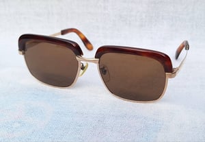 ราชันย์แห่งแว่นตาโบรว์ไลน์ ราคาพิเศษ นิคอน : กระดองเต่าแท้–NIKON : GENUINE TORTOISE SHELL วัสดุล้ำค่าจากท้องทะเล กรอบเบต้าไทเทเนียมสีทอง สภาพดีงาม ใช้งานสุดทนุถนอม เลนส์กระจกพระเจ้า CARL ZEISS JENA ที่ได้รับยกย่องว่าดีที่สุดตลอดกาลของชนชาติเยอรมัน ขนาดมาตรฐาน–ใหญ่ 147mm อุ๊ต๊ะ..เต็มหน้าเต็มตาดีจริงๆ ราชันย์แห่งแว่นตาโบรว์ไลน์ ราคาพิเศษ นิคอน : กระดองเต่าแท้–NIKON : GENUINE TORTOISE SHELL วัสดุล้ำค่าจากท้องทะเล กรอบเบต้าไทเทเนียมสีทอง สภาพดีงาม ใช้งานสุดทนุถนอม เลนส์กระจกพระเจ้า CARL ZEISS JENA ที่ได้รับยกย่องว่าดีที่สุดตลอดกาลของชนชาติเยอรมัน ขนาดมาตรฐาน–ใหญ่ 147mm อุ๊ต๊ะ..เต็มหน้าเต็มตาดีจริงๆ