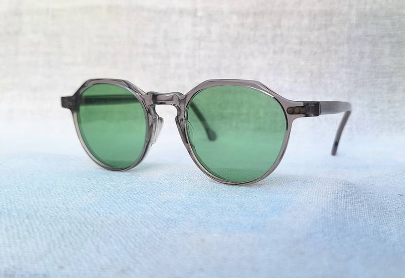 ที่สุดแห่งแว่นตาปาริเซียนแฮนด์คราฟท์ทศวรรษ 2000 เลสก้า–LESCA ตัวแท้ สภาพเทพ งามกริ๊บ ผลงานของ โจเอล เลสก้า บรมครูแว่นตาชาวฝรั่งเศส โมเดลคลาสสิค–มงกุฎ–หยดน้ำ–แพนโต้ เลนส์กระจกคริสตัลฝรั่งเศส สีเขียวธรรมชาติ น.น.31g ขนาดมาตรฐานโมเดลนี้ 132mm เหมาะสำหรับคนใบหน้าขนาดกลาง–เล็ก ไม่เหมาะสำหรับคนใบหน้าใหญ่ ที่สุดแห่งแว่นตาปาริเซียนแฮนด์คราฟท์ทศวรรษ 2000 เลสก้า–LESCA ตัวแท้ สภาพเทพ งามกริ๊บ ผลงานของ โจเอล เลสก้า บรมครูแว่นตาชาวฝรั่งเศส โมเดลคลาสสิค–มงกุฎ–หยดน้ำ–แพนโต้ เลนส์กระจกคริสตัลฝรั่งเศส สีเขียวธรรมชาติ น.น.31g ขนาดมาตรฐานโมเดลนี้ 132mm เหมาะสำหรับคนใบหน้าขนาดกลาง–เล็ก ไม่เหมาะสำหรับคนใบหน้าใหญ่