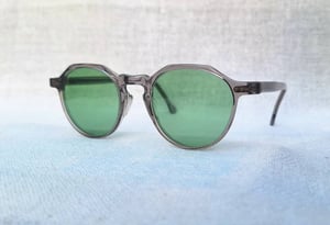 ที่สุดแห่งแว่นตาปาริเซียนแฮนด์คราฟท์ทศวรรษ 2000 เลสก้า–LESCA ตัวแท้ สภาพเทพ งามกริ๊บ ผลงานของ โจเอล เลสก้า บรมครูแว่นตาชาวฝรั่งเศส โมเดลคลาสสิค–มงกุฎ–หยดน้ำ–แพนโต้ เลนส์กระจกคริสตัลฝรั่งเศส สีเขียวธรรมชาติ น.น.31g ขนาดมาตรฐานโมเดลนี้ 132mm เหมาะสำหรับคนใบหน้าขนาดกลาง–เล็ก ไม่เหมาะสำหรับคนใบหน้าใหญ่ ที่สุดแห่งแว่นตาปาริเซียนแฮนด์คราฟท์ทศวรรษ 2000 เลสก้า–LESCA ตัวแท้ สภาพเทพ งามกริ๊บ ผลงานของ โจเอล เลสก้า บรมครูแว่นตาชาวฝรั่งเศส โมเดลคลาสสิค–มงกุฎ–หยดน้ำ–แพนโต้ เลนส์กระจกคริสตัลฝรั่งเศส สีเขียวธรรมชาติ น.น.31g ขนาดมาตรฐานโมเดลนี้ 132mm เหมาะสำหรับคนใบหน้าขนาดกลาง–เล็ก ไม่เหมาะสำหรับคนใบหน้าใหญ่