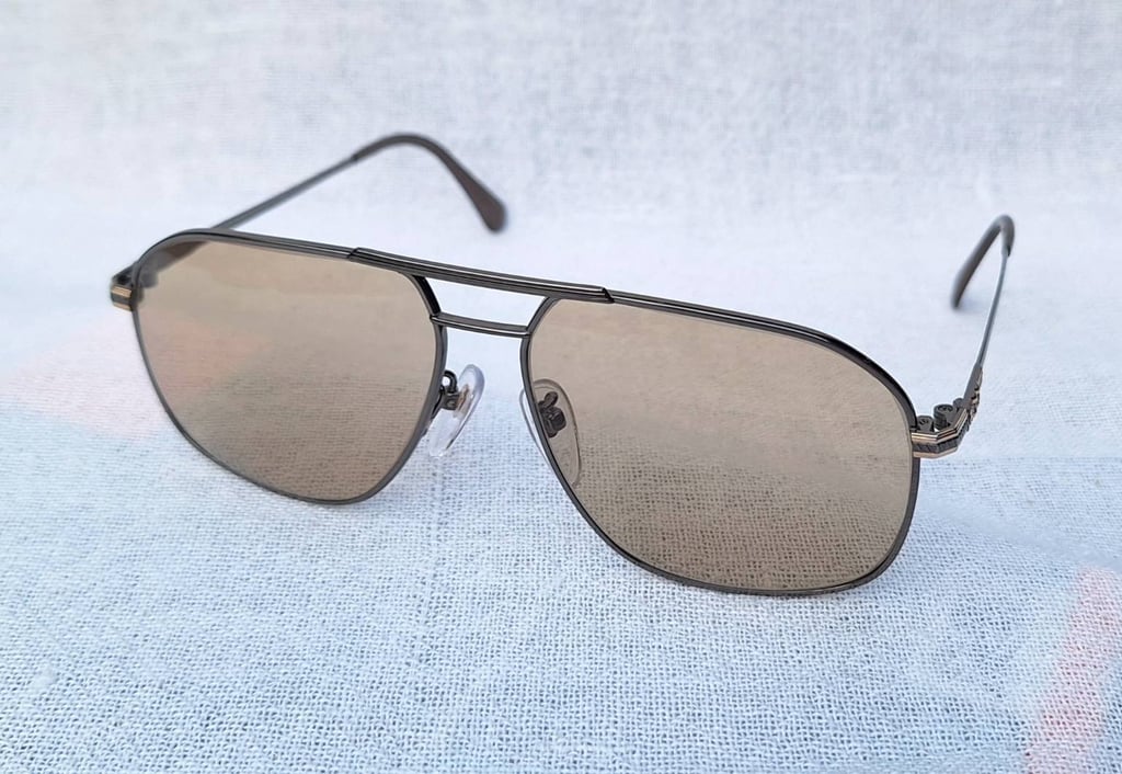 แว่นตาลักซ์ชัวรีแบรนด์ฝรั่งเศสเก่าแก่ 106 ปี ชาร์ล จูดอง ปารีส–CHARLES JOURDAN PARIS ตัวแท้ สภาพเทพ เก่าเก็บทศวรรษ1990 กรอบไทเทเนียมบริสุทธิ์ สนธิกำลังกับโคตรเลนส์กระจกออโต้–อิตาเลียน บาร์เบรินี–BARBERINI LENTE ที่ได้รับยกย่องว่าเป็น 1 ในเลนส์กระจกแว่นตาที่ดีที่สุดในโลก น.น.34g ขนาดมาตรฐาน–ใหญ่146mm