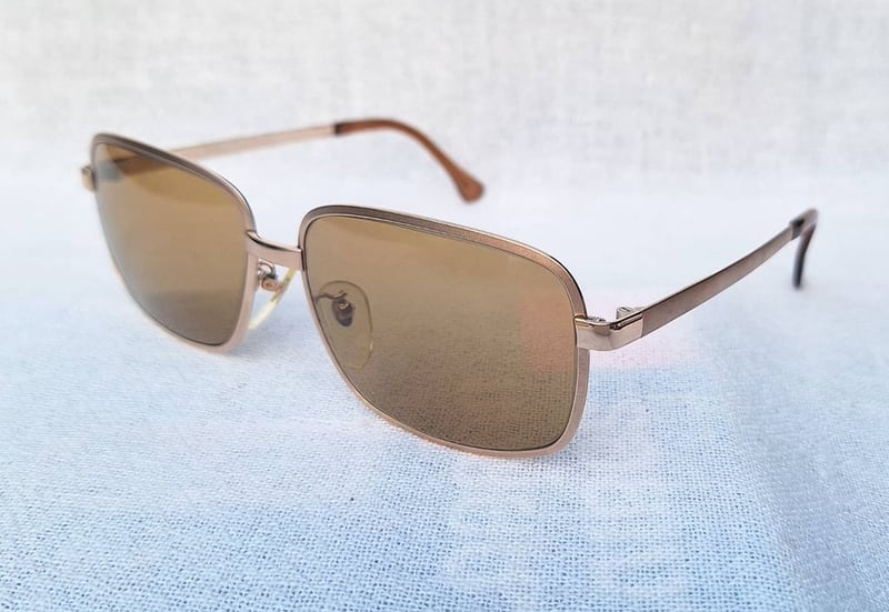 แว่นตาทองคำแท้–หุ้ม 12 KGF สัดส่วนทองคำบริสุทธิ์ 50% แห่งยุคโชวะ วิสต้า–VISTA ตัวแท้ มือหนึ่ง สต็อกเก่าทศวรรษ 1970 โมเดลอมตะ–สี่เหลี่ยม–คลาสสิก โคตรเลนส์กระจกอิตาเลียนวินเทจ ซาฟิโร–SAFILO หายาก สีน้ำตาล–ตอร์ติญ่า มองเห็นดวงตาผู้สวมใส่ ป้องกันรังสี UV 100% น.น.44g ขนาดมาตรฐาน–ใหญ่ 144mm