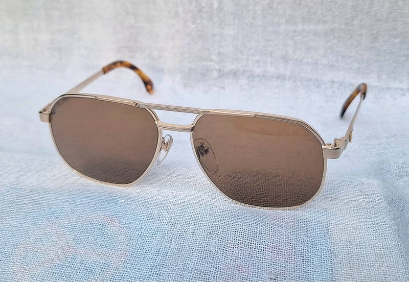 แว่นตาตราสารพระราชทานแห่งราชสำนักอังกฤษ ประดับทองคำแท้ 18K–Solid Gold K18 ทองเนื้อตันบริสุทธิ์75% โอ พระเจ้า แด็กซ์–DAKS LONDON ลิมิเต็ดเอดิชั่น 1929 มือหนึ่ง ทศวรรษ80 กรอบทองคำแท้–หุ้ม12K GF สัดส่วนทองคำบริสุทธิ์50% เลนส์กระจกพระเจ้า คาร์ล ไซส์ เยนา ที่ได้รับยกย่องว่าดีที่สุดตลอดกาลของชนชาติเยอรมัน