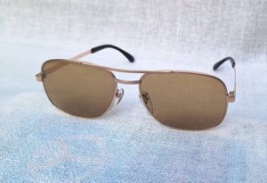 แว่นตาปัญญาชนอังกฤษในตำนานศตวรรษที่ 20 อ็อกซ์ฟอร์ด–OXFORD ตัวแท้ มือหนึ่ง สต็อกเก่าทศวรรษ 1980 กรอบทองคำแท้–หุ้ม 14K GF ล้ำค่า โอ พระเจ้า สัดส่วนทองคำบริสุทธิ์ 58.33% โคตรเลนส์กระจกอิตาเลียนวินเทจ ซาฟิโร–SAFILO สีน้ำตาล–ตอร์ติญ่า หายาก มองเห็นดวงตา น.น.38g ขนาดมาตรฐานโมเดลนี้ 138mm สวมใส่สบาย ๆ