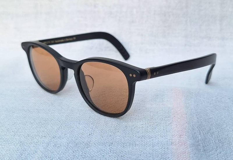 ที่สุดแห่งแว่นตาเยอรมันแฮนด์คราฟท์ยุคใหม่ ลูเนอร์–LUNOR รุ่นเรือธง A6 246 รุ่นเดียวที่ แดเนียล เคร็ก–เจมส์ บอนด์ 007 สวมใส่เป็นประจำ โคตรเลนส์กระจกพระเจ้า CARL ZEISS JENA ที่ได้รับยกย่องว่าดีที่สุดตลอดกาลของชนชาติเยอรมัน ขนาด Standard One Size 137mm ผลิตไซซ์เดียว เหมาะสำหรับผู้มีใบหน้าขนาดกลาง–เล็ก