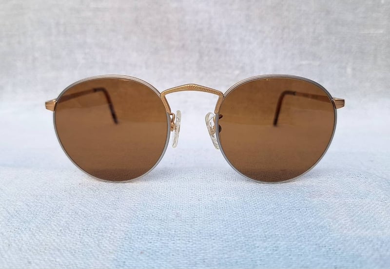 แว่นตาแฮนด์คราฟท์ฝรั่งเศส 2 กษัตริย์ โลโก้ ปารีส–LOGO PARIS มือหนึ่ง สต็อกเก่าทศวรรษ 1980 โมเดลหยดน้ำ–แพนโต้ จอห์น เลนนอน โคตรเลนส์กระจกคริสตัลญี่ปุ่น นิคอน–อโพลักซ์ ซีรีส์ ป้องกัน UV100% ขนาดมาตรฐานโมเดลนี้–Standard One Size 128mm ผลิตไซซ์เดียว สวมใส่ได้ทุกขนาดใบหน้า