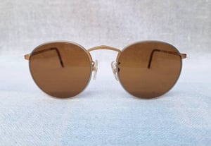 แว่นตาแฮนด์คราฟท์ฝรั่งเศส 2 กษัตริย์ โลโก้ ปารีส–LOGO PARIS มือหนึ่ง สต็อกเก่าทศวรรษ 1980 โมเดลหยดน้ำ–แพนโต้ จอห์น เลนนอน โคตรเลนส์กระจกคริสตัลญี่ปุ่น นิคอน–อโพลักซ์ ซีรีส์ ป้องกัน UV100% ขนาดมาตรฐานโมเดลนี้–Standard One Size 128mm ผลิตไซซ์เดียว สวมใส่ได้ทุกขนาดใบหน้า แว่นตาแฮนด์คราฟท์ฝรั่งเศส 2 กษัตริย์ โลโก้ ปารีส–LOGO PARIS มือหนึ่ง สต็อกเก่าทศวรรษ 1980 โมเดลหยดน้ำ–แพนโต้ จอห์น เลนนอน โคตรเลนส์กระจกคริสตัลญี่ปุ่น นิคอน–อโพลักซ์ ซีรีส์ ป้องกัน UV100% ขนาดมาตรฐานโมเดลนี้–Standard One Size 128mm ผลิตไซซ์เดียว สวมใส่ได้ทุกขนาดใบหน้า