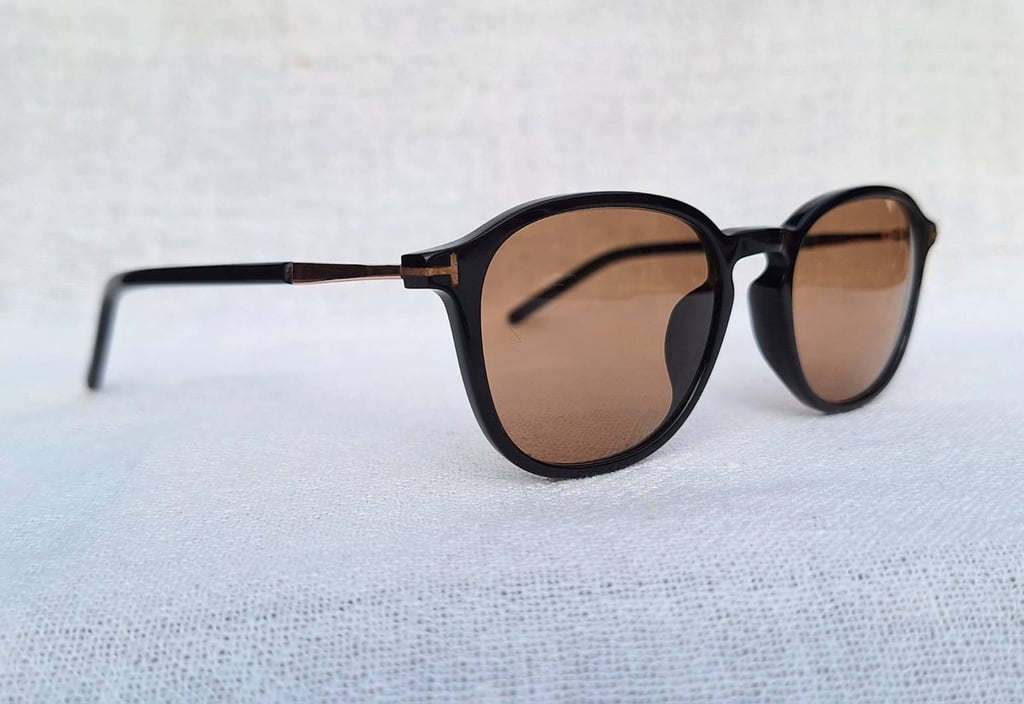 แว่นตาอเมริกันลักซ์ชัวรี ค.ศ.2016 ทอม ฟอร์ด–TOM FORD TF5397–F รุ่นที่สวมใส่โดย ไคโตะ ทาคาฮาชิ–Kaito Takahashi ศิลปินยอดนิยมชาวญี่ปุน ตัวแท้ สภาพเทพ โคตรเลนส์กระจกพระเจ้า CARL ZEISS JENA สีอำพัน–สว่าง ที่ได้รับยกย่องว่าดีที่สุดตลอดกาลของชนชาติเยอรมัน ขนาดมาตรฐานโมเดลนี้ 136mm สวมใส่ได้ทุกขนาดใบหน้า