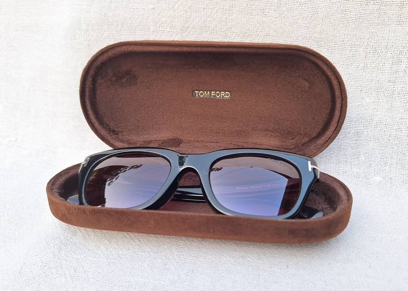 ที่สุดแห่งแว่นตาอเมริกันลักซ์ชัวรีแบรนด์ ทอม ฟอร์ด–TOM FORD รุ่นพิมพ์นิยม TF237–F 01B ตัวแท้ สภาพเทพ เก่าเก็บทศวรรษ 2020 โมเดลคลาสสิก–เวลลิงตัน–กรอบหนา  โคตรเลนส์โพลีคาร์บอเนตกันแดด ออริจินัล ทอม ฟอร์ด สีอเมทิสต์–ไล่ระดับ น.น.40g ขนาดมาตรฐาน 141mm สวมใส่ได้ทุกขนาดใบหน้า