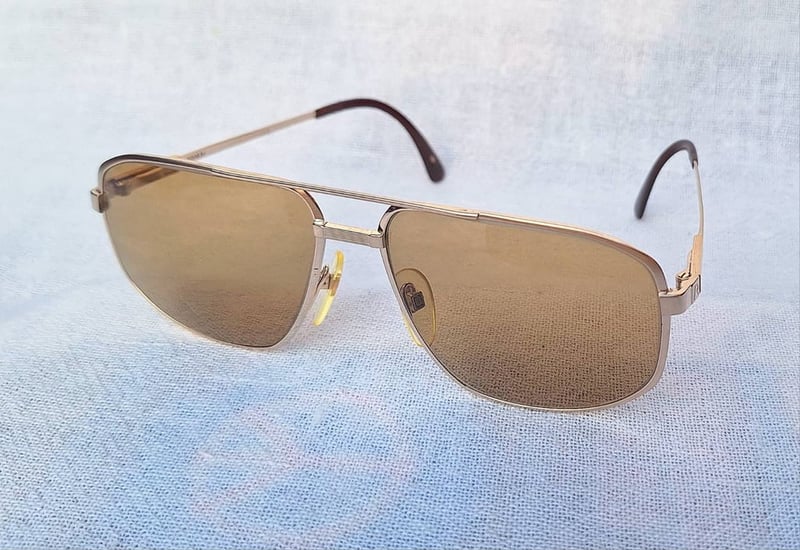 แว่นตาเทพเจ้าของชาวเยอรมัน โรเดนสต็อค–RODENSTOCK รุ่นพิเศษ–เอ็กซ์คิวซีฟ ซีรีส์ 696 ตัวแท้ สภาพเทพ เก่าเก็บทศวรรษ 1990 กรอบไทเทเนียมบริสุทธิ์สีทอง โคตรเลนส์กระจกอิตาเลียนวินเทจ ซาฟิโร–SAFILO หายาก สีน้ำตาล–ตอร์ติญ่า บานพับสปริงหลัง–Rodaflex ลิขสิทธิ์ของโรเดนสต็อค น.น.38g ขนาดมาตรฐานโมเดลนี้ 147mm