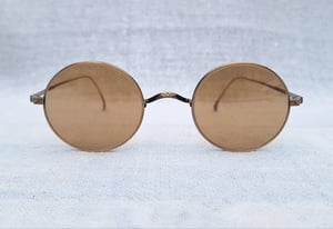 1 ในแว่นตาแฮนด์คราฟท์ที่ดีที่สุดของเมืองซาบาเอะ ดิกน่า–DIGNA ผลงานมาสเตอร์พีซของ ปารีส มิกิ สภาพเทพ เก่าเก็บทศวรรษ 2010 โมเดลหยดน้ำกลม–จอห์น เลนนอน กรอบไทเทเนียมบริสุทธิ์สีทองโบราณ–แกะลาย–คานอานม้า เลนส์กระจกคริสตัล FLYING HORUS สีตอร์ติญ่า ขนาดมาตรฐาน–Stanarad One Size 128mm สวมใส่ได้ทุกขนาดใบหน้า