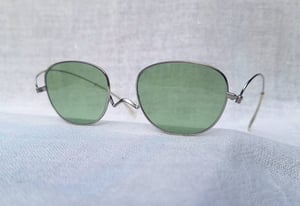 แว่นตาเจแปนิสแฮนด์คราฟท์ที่บางและเบาเหมือนกระดาษ เปเปอร์กลาส–PAPERGLASS ตัวแท้ สภาพเทพ เก่าเก็บทศวรรษ 2020 ผลงานออกแบบของ มาซาฮิโระ ซาวาดะ สร้างสรรค์โดยช่างฝีมือซาบาเอะ เลนส์กระจกคริสตัล ROHTO OPHTHALMIC สีเขียวธรรมชาติ ขนาดมาตรฐาน–Standard One Size 133mm สวมใส่ได้ทุกขนาดใบหน้า