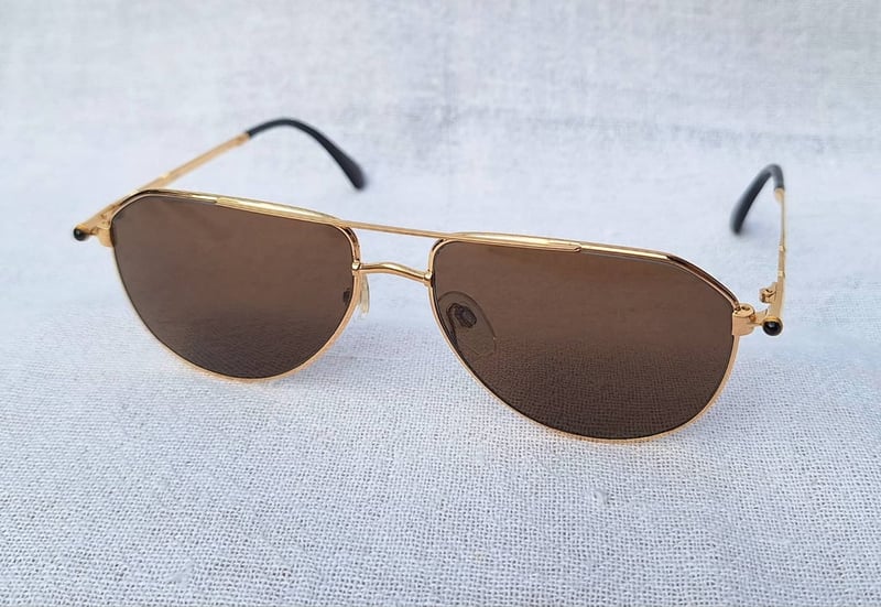 แว่นตาลักซ์ชัวรีแบรนด์สวิสรุ่นที่หายากที่สุด โชปาร์ด–CHOPARD 6051 กรอบทอง 23KGP สีน้ำผึ้ง–Honey Gold Frame ประดับอัญมณีพลอยไพลิน 2 เม็ด สนธิกำลังกับโคตรเลนส์กระจกพระเจ้า คาร์ล ไซส์ เยนา ที่ได้รับยกย่องว่าดีที่สุดตลอดกาลของชนชาติเยอรมัน ขนาดมาตรฐาน–ใหญ่ 150mm สวมใส่ได้ทุกขนาดใบหน้า