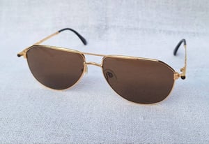 แว่นตาลักซ์ชัวรีแบรนด์สวิสรุ่นที่หายากที่สุด โชปาร์ด–CHOPARD 6051 กรอบทอง 23KGP สีน้ำผึ้ง–Honey Gold Frame ประดับอัญมณีพลอยไพลิน 2 เม็ด สนธิกำลังกับโคตรเลนส์กระจกพระเจ้า คาร์ล ไซส์ เยนา ที่ได้รับยกย่องว่าดีที่สุดตลอดกาลของชนชาติเยอรมัน ขนาดมาตรฐาน–ใหญ่ 150mm สวมใส่ได้ทุกขนาดใบหน้า แว่นตาลักซ์ชัวรีแบรนด์สวิสรุ่นที่หายากที่สุด โชปาร์ด–CHOPARD 6051 กรอบทอง 23KGP สีน้ำผึ้ง–Honey Gold Frame ประดับอัญมณีพลอยไพลิน 2 เม็ด สนธิกำลังกับโคตรเลนส์กระจกพระเจ้า คาร์ล ไซส์ เยนา ที่ได้รับยกย่องว่าดีที่สุดตลอดกาลของชนชาติเยอรมัน ขนาดมาตรฐาน–ใหญ่ 150mm สวมใส่ได้ทุกขนาดใบหน้า