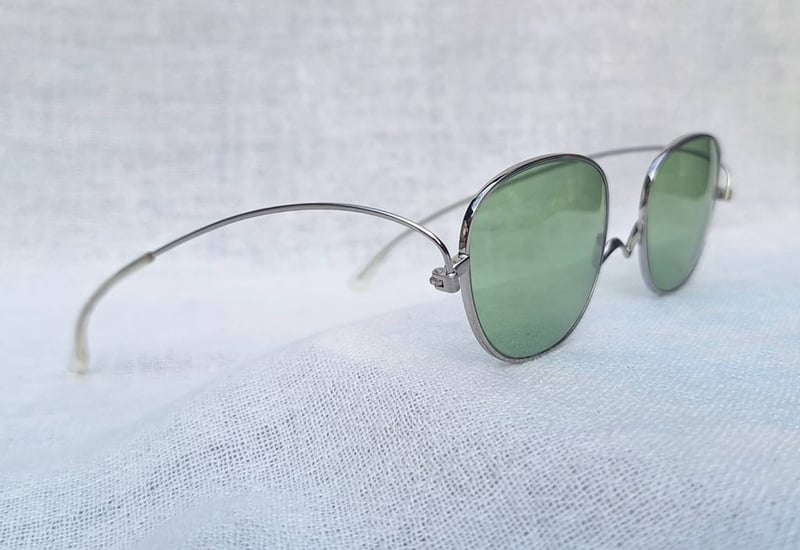 แว่นตาเจแปนิสแฮนด์คราฟท์ที่บางและเบาเหมือนกระดาษ เปเปอร์กลาส–PAPERGLASS ตัวแท้ สภาพเทพ เก่าเก็บทศวรรษ 2020 ผลงานออกแบบของ มาซาฮิโระ ซาวาดะ สร้างสรรค์โดยช่างฝีมือซาบาเอะ เลนส์กระจกคริสตัล ROHTO OPHTHALMIC สีเขียวธรรมชาติ ขนาดมาตรฐาน–Standard One Size 133mm สวมใส่ได้ทุกขนาดใบหน้า