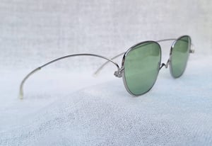 แว่นตาเจแปนิสแฮนด์คราฟท์ที่บางและเบาเหมือนกระดาษ เปเปอร์กลาส–PAPERGLASS ตัวแท้ สภาพเทพ เก่าเก็บทศวรรษ 2020 ผลงานออกแบบของ มาซาฮิโระ ซาวาดะ สร้างสรรค์โดยช่างฝีมือซาบาเอะ เลนส์กระจกคริสตัล ROHTO OPHTHALMIC สีเขียวธรรมชาติ ขนาดมาตรฐาน–Standard One Size 133mm สวมใส่ได้ทุกขนาดใบหน้า