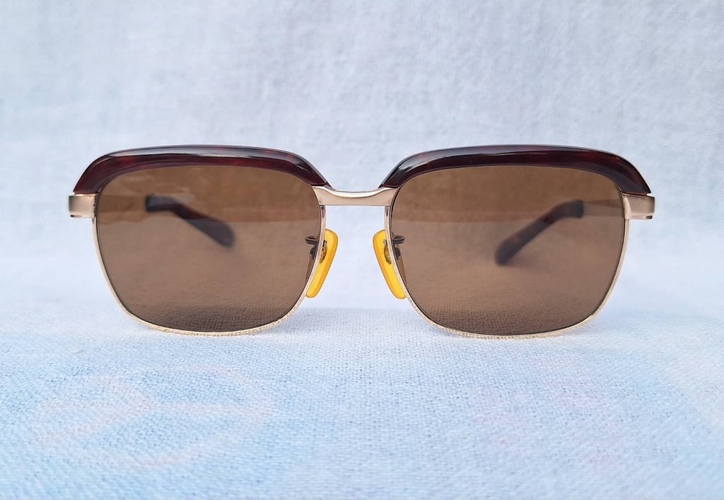 ราชันย์แห่งแว่นตาโบรว์ไลน์–นายกสโมสร กระดองเต่าแท้–GENUINE TORTOISE SHELL GLASSES วัสดุธรรมชาติล้ำค่าจากท้องทะเล สภาพเทพ เก่าเก็บทศวรรษ 1970 กรอบทองคำแท้–หุ้ม 12KGF สัดส่วนทองคำบริสุทธิ์ 50% โคตรเลนส์กระจกพระเจ้า 'คาร์ล ไซส์ เยนา' ที่ได้รับยกย่องว่า ดีที่สุดตลอดกาลของชนชาติเยอรมัน ขนาดมาตรฐาน 142mm