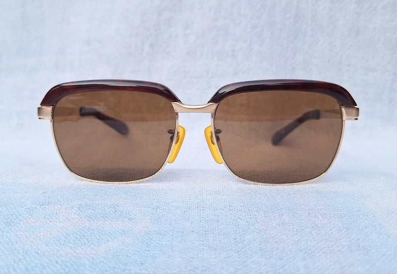 ราชันย์แห่งแว่นตาโบรว์ไลน์–นายกสโมสร กระดองเต่าแท้–GENUINE TORTOISE SHELL GLASSES วัสดุธรรมชาติล้ำค่าจากท้องทะเล สภาพเทพ เก่าเก็บทศวรรษ 1970 กรอบทองคำแท้–หุ้ม 12KGF สัดส่วนทองคำบริสุทธิ์ 50% โคตรเลนส์กระจกพระเจ้า 'คาร์ล ไซส์ เยนา' ที่ได้รับยกย่องว่า ดีที่สุดตลอดกาลของชนชาติเยอรมัน ขนาดมาตรฐาน 142mm