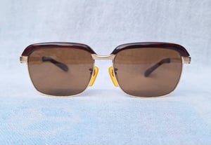 ราชันย์แห่งแว่นตาโบรว์ไลน์–นายกสโมสร กระดองเต่าแท้–GENUINE TORTOISE SHELL GLASSES วัสดุธรรมชาติล้ำค่าจากท้องทะเล สภาพเทพ เก่าเก็บทศวรรษ 1970 กรอบทองคำแท้–หุ้ม 12KGF สัดส่วนทองคำบริสุทธิ์ 50% โคตรเลนส์กระจกพระเจ้า 'คาร์ล ไซส์ เยนา' ที่ได้รับยกย่องว่า ดีที่สุดตลอดกาลของชนชาติเยอรมัน ขนาดมาตรฐาน 142mm