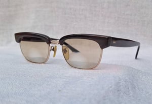 แว่นสายตาไบโฟคอล–เลนส์สองชั้น กรอบทองคำแท้–หุ้ม 12K GF สัดส่วนทองคำบริสุทธิ์ 50% แห่งยุคโชวะ ราคานักศึกษา ป.โท เจแปนิส โบรว์ไลน์ กลาสเซส–JAPANESE BLOWLINE GLASSES เลนส์กระจกคริสตัล 2 ชั้น BIVUE by MAX WISEMAN บิดาผู้ให้กำเนิด ALGHA ค่าสายตายาว +275 มองไกล +50 ชัดแจ๋วถึงปลายฟ้า ขนาดมาตรฐาน 139mm แว่นสายตาไบโฟคอล–เลนส์สองชั้น กรอบทองคำแท้–หุ้ม 12K GF สัดส่วนทองคำบริสุทธิ์ 50% แห่งยุคโชวะ ราคานักศึกษา ป.โท เจแปนิส โบรว์ไลน์ กลาสเซส–JAPANESE BLOWLINE GLASSES เลนส์กระจกคริสตัล 2 ชั้น BIVUE by MAX WISEMAN บิดาผู้ให้กำเนิด ALGHA ค่าสายตายาว +275 มองไกล +50 ชัดแจ๋วถึงปลายฟ้า ขนาดมาตรฐาน 139mm