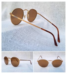 แว่นตาแฮนด์คราฟท์ฝรั่งเศส 2 กษัตริย์ โลโก้ ปารีส–LOGO PARIS มือหนึ่ง สต็อกเก่าทศวรรษ 1980 โมเดลหยดน้ำ–แพนโต้ จอห์น เลนนอน โคตรเลนส์กระจกคริสตัลญี่ปุ่น นิคอน–อโพลักซ์ ซีรีส์ ป้องกัน UV100% ขนาดมาตรฐานโมเดลนี้–Standard One Size 128mm ผลิตไซซ์เดียว สวมใส่ได้ทุกขนาดใบหน้า แว่นตาแฮนด์คราฟท์ฝรั่งเศส 2 กษัตริย์ โลโก้ ปารีส–LOGO PARIS มือหนึ่ง สต็อกเก่าทศวรรษ 1980 โมเดลหยดน้ำ–แพนโต้ จอห์น เลนนอน โคตรเลนส์กระจกคริสตัลญี่ปุ่น นิคอน–อโพลักซ์ ซีรีส์ ป้องกัน UV100% ขนาดมาตรฐานโมเดลนี้–Standard One Size 128mm ผลิตไซซ์เดียว สวมใส่ได้ทุกขนาดใบหน้า