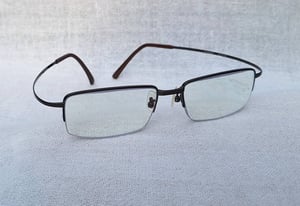 แว่นสายตาอเมริกันแคลิฟอร์เนียนสายพันธุ์ซาบาเอะ ซีโรกรา–ZEROGRA ตัวแท้ สภาพเทพ เก่าเก็บต้นทศวรรษ 2010 ผลงานศิลปินนักออกแบบชาวญี่ปุ่น โอกิ ซาโตะ กรอบวัสดุไฮเอนด์–เบต้าไทเทเนียม เลนส์บลูโพรเทคมัลติโค้ท ค่าสายตา +300 ป้องกันแสงสีฟ้าที่อันตรายจากคอมพิวเตอร์ทุกชนิด น.น.17g ขนาดมาตรฐาน–ฟรีไซซ์ 128–150mm