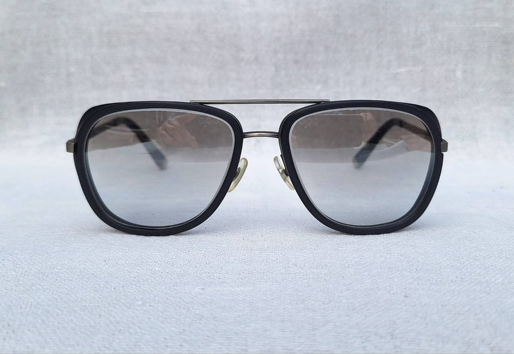 1 ในโคตรแว่นตาแฮนด์คราฟท์ที่ดีที่สุดของญี่ปุ่น มัตสึดะ–MATSUDA รุ่น M3023 ตัวประวัติศาสตร์ สวมใส่โดย โรเบิร์ต ดาวนีย์ จูเนียร์ ในอภิมหาภาพยนตร์อเมริกันซุปเปอร์ฮีโร่ IRON MAN ภาค 3 กรอบไทเทเนียมบริสุทธิ์สีเงินโบราณ–แกะลาย โล่กำบัง–อะซีเทต–อนุพันธุ์เส้นใยฝ้าย เลนส์กระจกคริสตัล UNION COLOR ขนาด 142mm